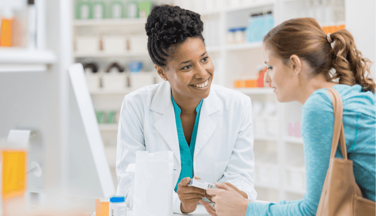 Apothekerin berät Kundin